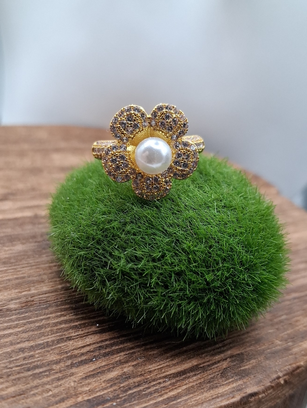 Flower Pearl Center Ring - Elegant Women's Jewelry Size 6 R918